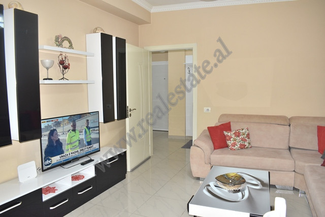 Apartament 1+1 per shitje ne rrugen Hoxha Tahsim ne Tirane.
Apartamenti pozicionohet ne katin e dyt